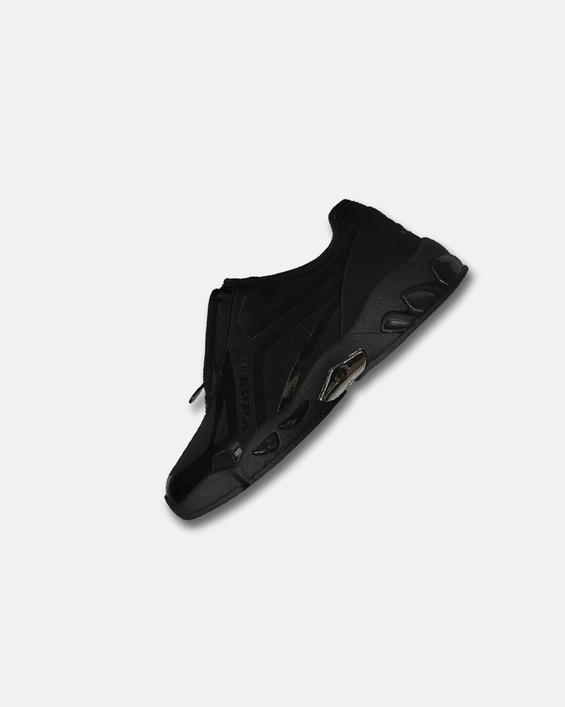 LA SXEPPA Black shoe, three-quarter angle