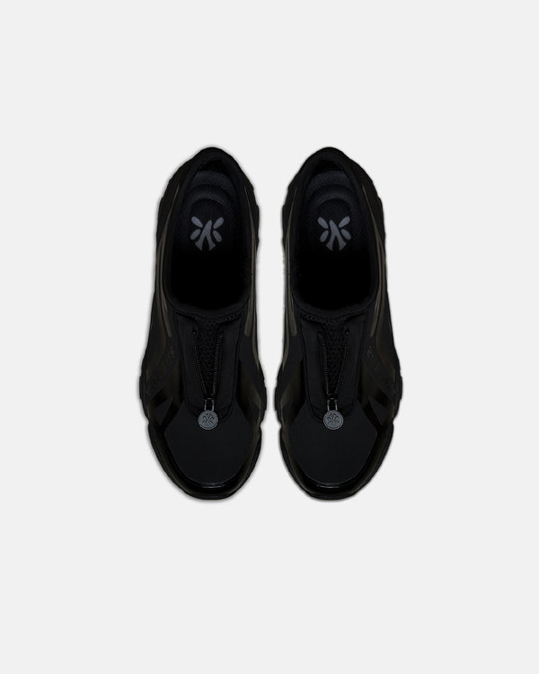 LA SXEPPA Black shoe, top-down view of the pair with the chrome medallion at the toe