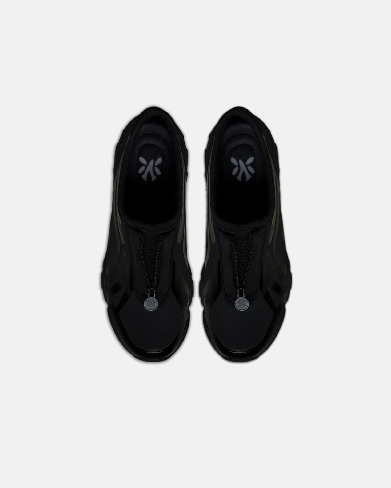 LA SXEPPA Black shoe, top-down view of the pair with the chrome medallion at the toe