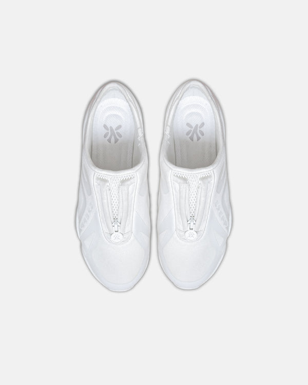 LA SXEPPA White shoe, top-down view of the pair with the chrome medallion at the toe