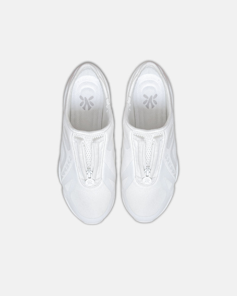 LA SXEPPA White shoe, top-down view of the pair with the chrome medallion at the toe