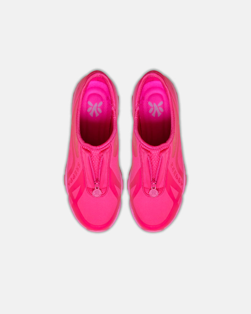 LA SXEPPA Pink shoe, top-down view of the pair with the chrome medallion at the toe
